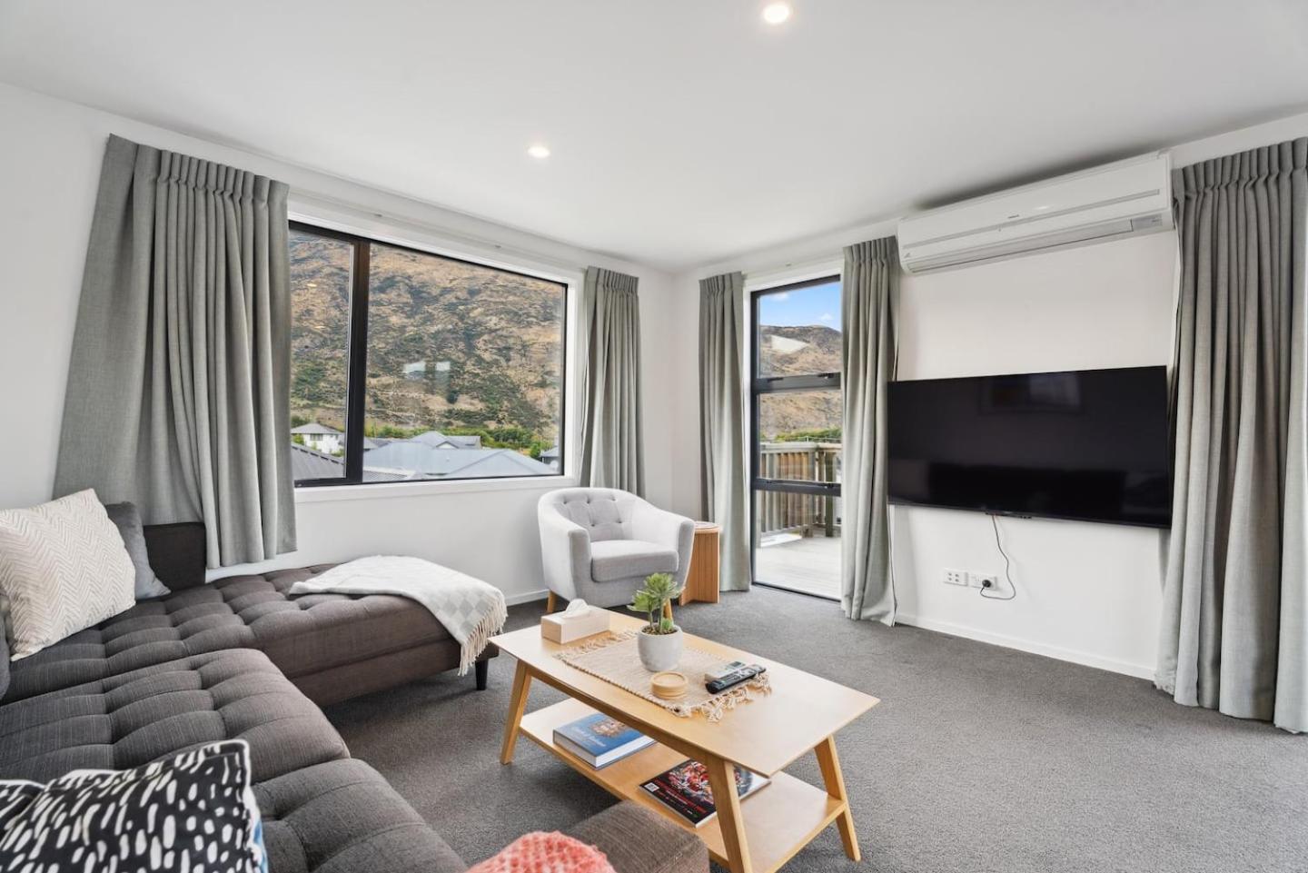 Modern Apartment With Coronet & Remarkables Views Distretto di Distretto di Queenstown Esterno foto